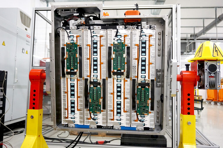 Hochvolt-Batteriesysteme: Effiziente Energie für die Industrie ...